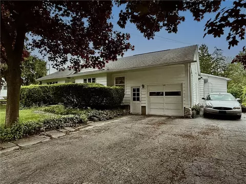 9209 Summit Street Rd, Le Roy, NY 14482