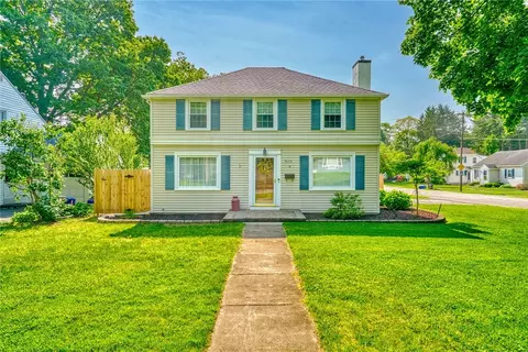 910 Roosevelt Rd, East Rochester, NY 14445