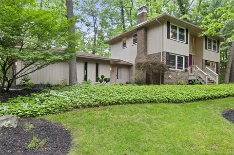 6 Sassafras Ln, Pittsford, NY 14534