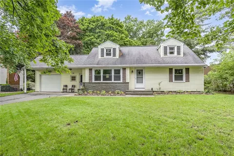 33 Fox Meadow Rd, Greece, NY 14626