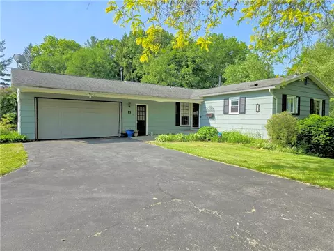 11 Golfview Dr, Penfield, NY 14526