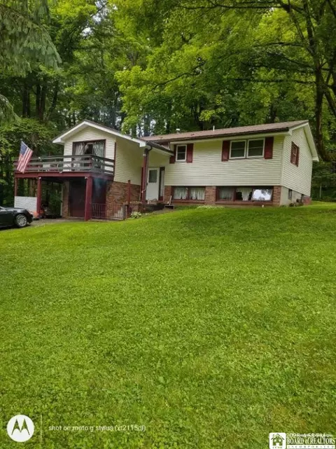 613 N Main St, Russell, PA 16345