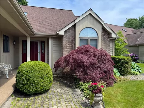 21 English Station Rd, Greece, NY 14616