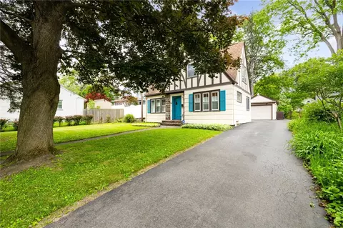25 Kiniry Dr, Irondequoit, NY 14609