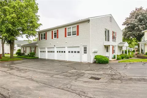8 Heron Way S, Perinton, NY 14450