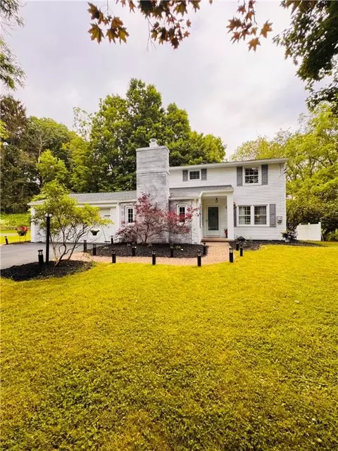 11 Laureldale Dr, Pittsford, NY 14534