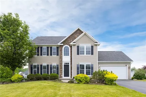 6 Finch Wood Ln, Penfield, NY 14526