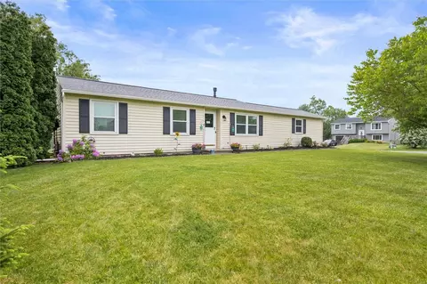 5773 Clover Meadow Ln, Farmington, NY 14425