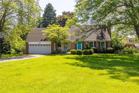 19 Musket Ln, Pittsford, NY 14534