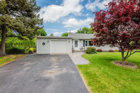 284 Woodruff Dr, Webster, NY 14580