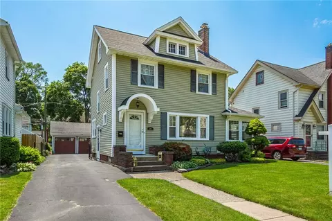 207 Wimbledon Rd, Irondequoit, NY 14617