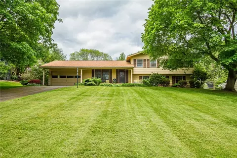 47 Round Trail Dr, Pittsford, NY 14534