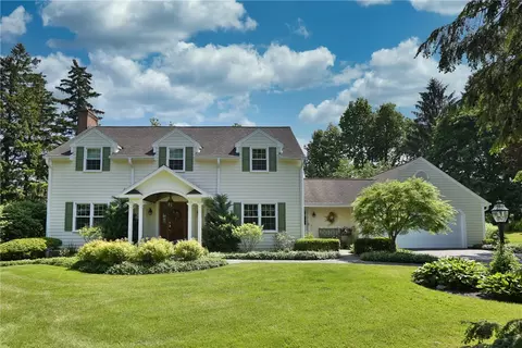 29 Sandpiper Ln, Pittsford, NY 14534