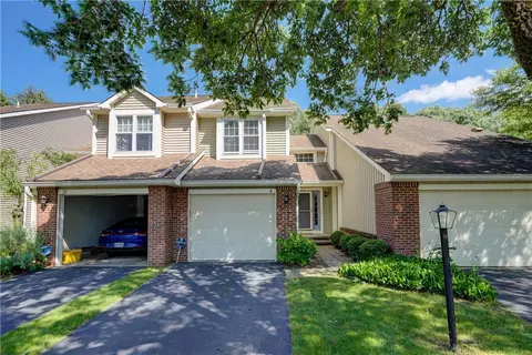 8 Le Marc Ct, Rochester, NY 14618