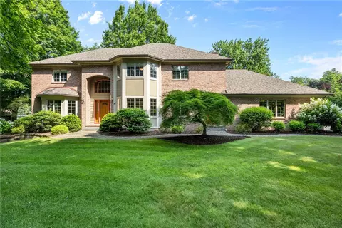 32 Valley Park Dr, Parma, NY 14559