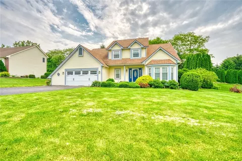 12 Holly Cir, Ogden, NY 14559