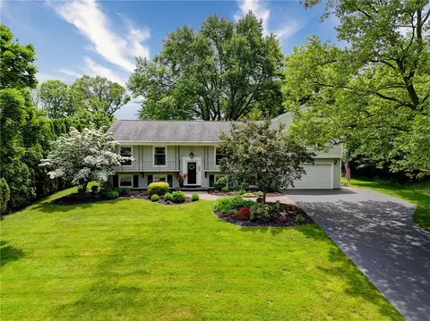 54 Round Trail Dr, Pittsford, NY 14534