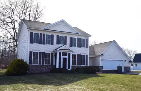 9 Golden Pond, Ogden, NY 14559