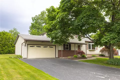 160 Olde Erie Trl, Greece, NY 14626
