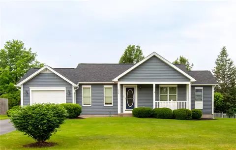 1228 Holland Dr, Farmington, NY 14425