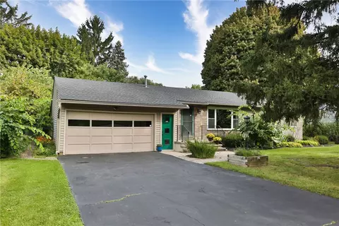 195 Willowcrest Dr, Rochester, NY 14618