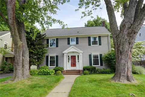 386 Oakdale Dr, Rochester, NY 14618