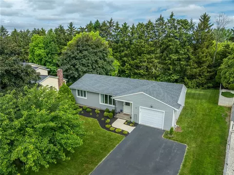 70 Beacon Hills Dr N, Penfield, NY 14526