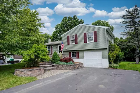 5738 Dalton Dr, Farmington, NY 14425