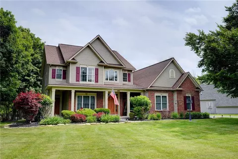 246 Gallant Fox Ln, Webster, NY 14580