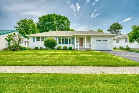 26 Catalina Dr, Irondequoit, NY 14622