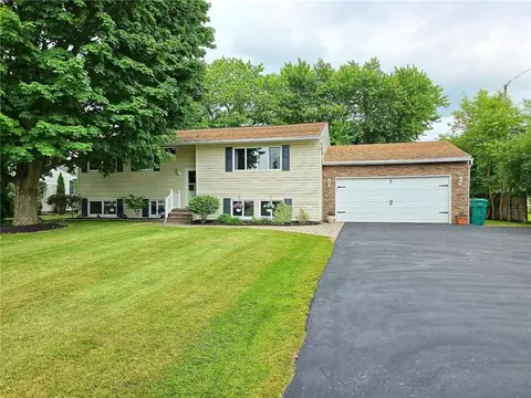 40 Ice Rose Ln, Rochester, NY 14623