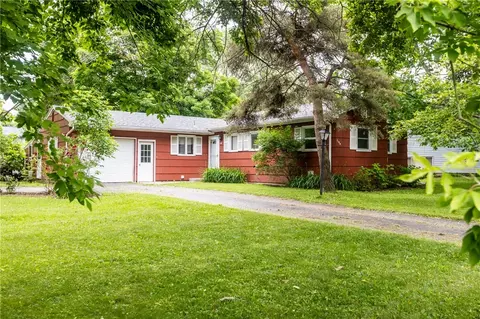 1100 Hatch Rd, Webster, NY 14580