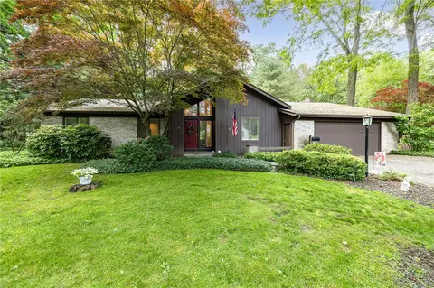 10 Barnwood Hts, Pittsford, NY 14534