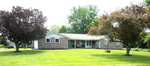 98 Peak Hill Dr, Rochester, NY 14625