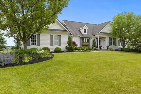32 Cheshire Rdg, Victor, NY 14564