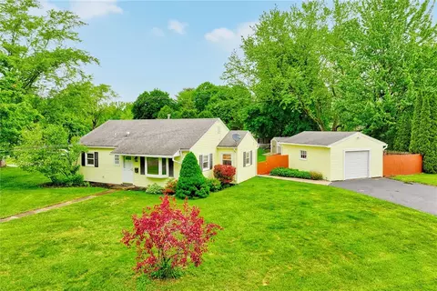 160 Iroquois St, Webster, NY 14580