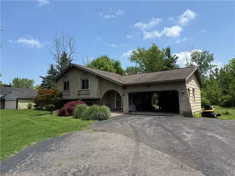205 Darla Dr, Brockport, NY 14420