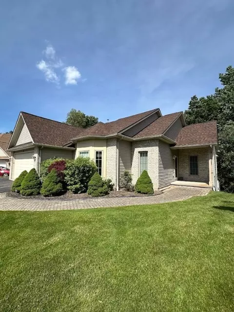 80 Endicar Dr, Irondequoit, NY 14622 photo 3