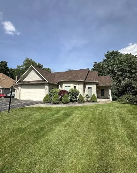 80 Endicar Dr, Irondequoit, NY 14622 photo 2