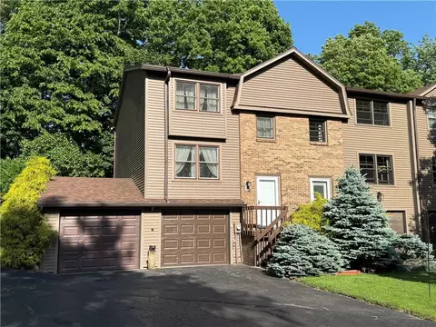 18 Chesterton Ct, Perinton, NY 14450