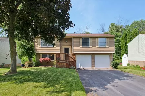 78 Close Hollow Dr, Hamlin, NY 14464