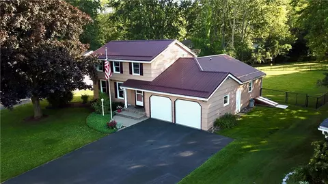 818 Tinker Tavern Rd, Webster, NY 14580