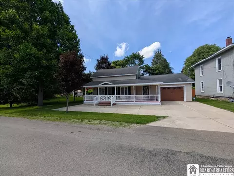 5 Maple St, Charlotte, NY 14782