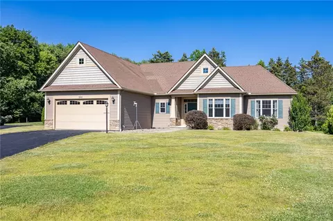 996 Summer Creek Ln, Webster, NY 14580