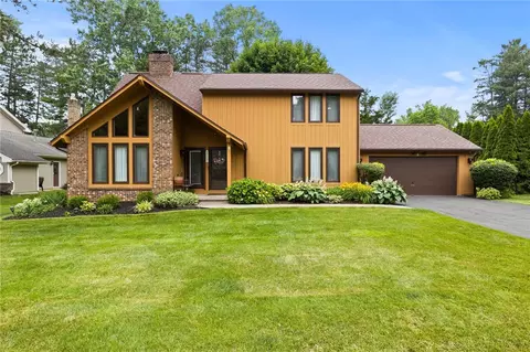 4 Green Pine Ln, Webster, NY 14580