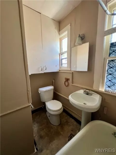 Bath - 36 Hoffman Pl, Buffalo, NY 14207 photo 2 of 3