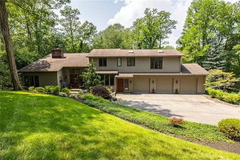 7 Hidden Brg, Perinton, NY 14534