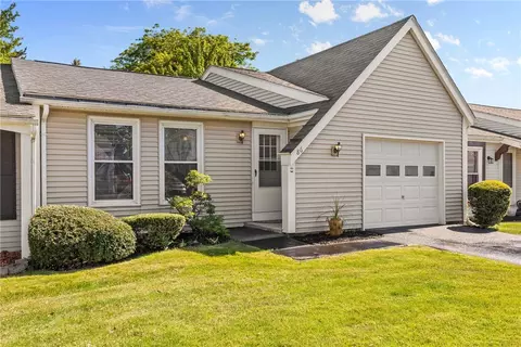 86 Springwood Dr, Webster, NY 14580