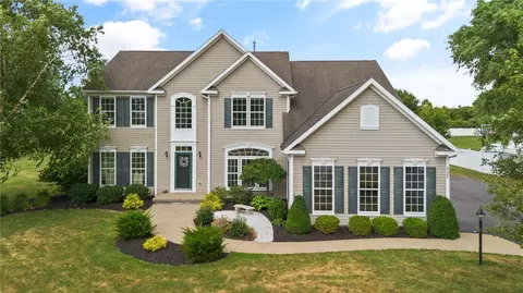 337 Stonefield Ln, Farmington, NY 14425