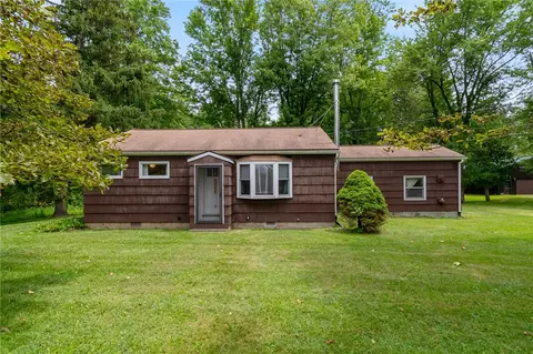 305 Rausler Rd, Farmington, NY 14425